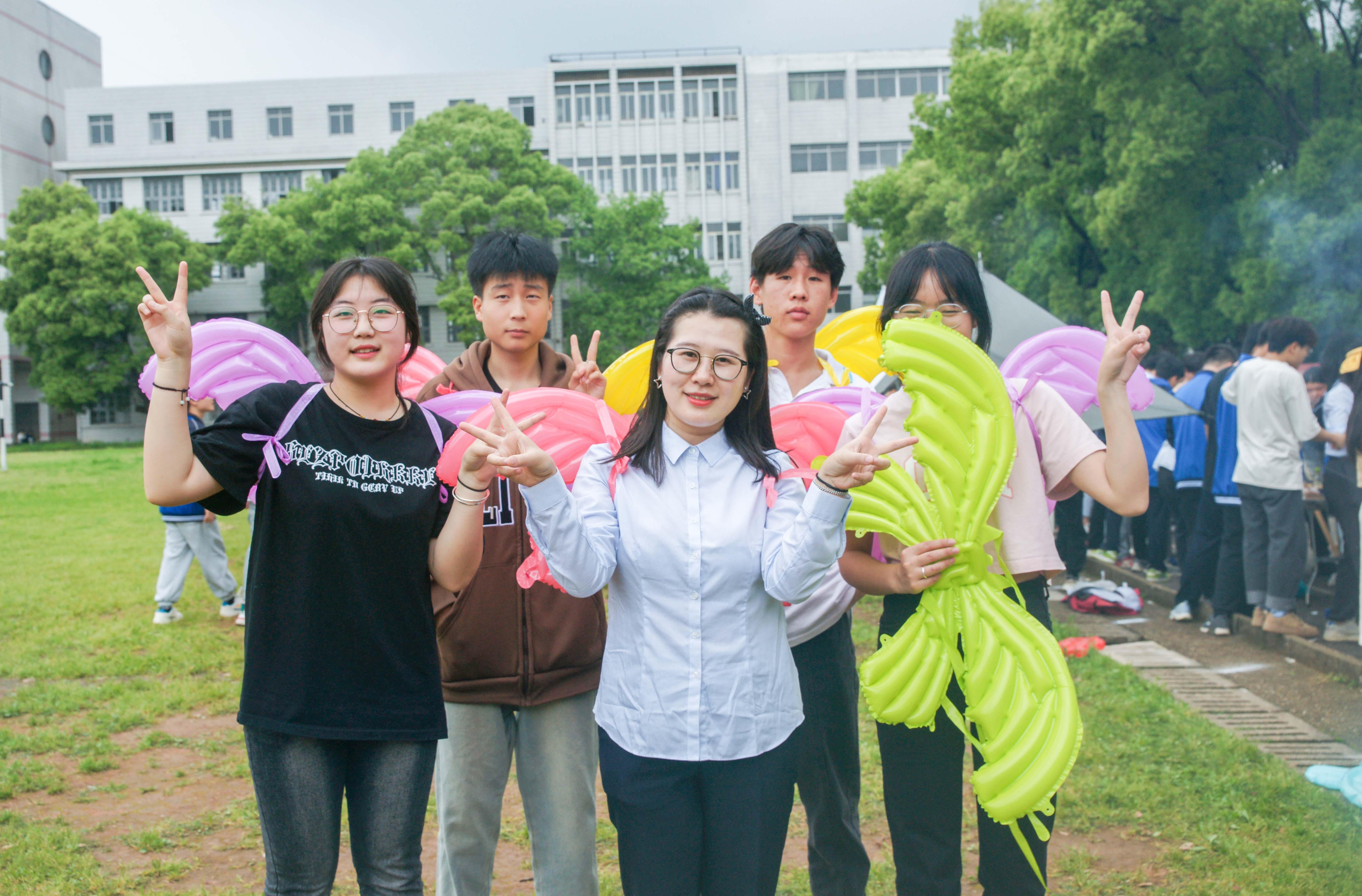 小市场，大收获丨这场校园“跳蚤市场”很火爆~
