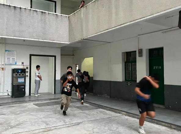 校园消防演练，共筑安全防线——我校开展消防疏散应急演练
