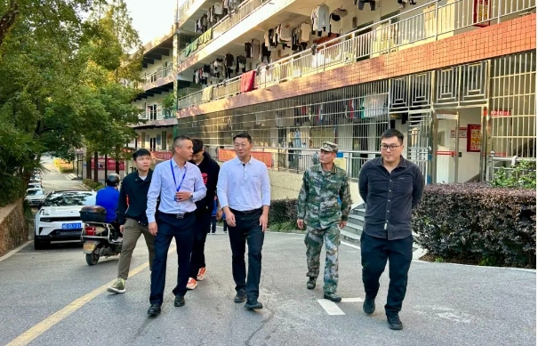 市教育局副局长田灿一行莅临我校进行校园安全督查